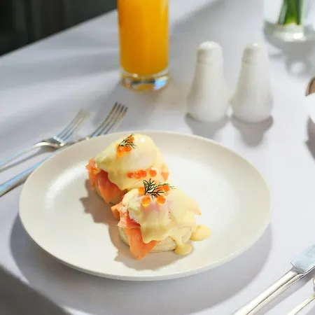 Como The Halkin-2